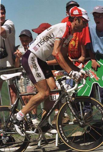 Laurent Jalaber climbing on a 650c wheeled bike during the Tour de France